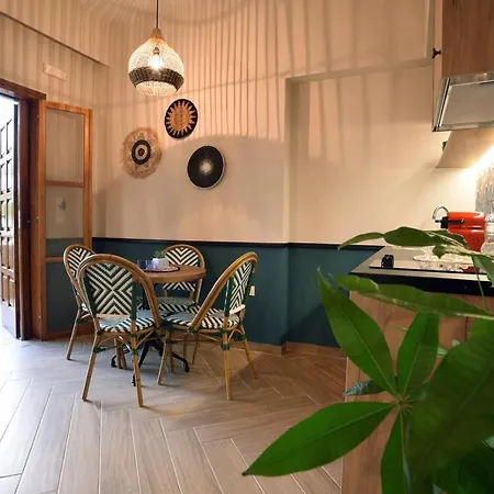Krissaia Seaside 公寓式酒店 *